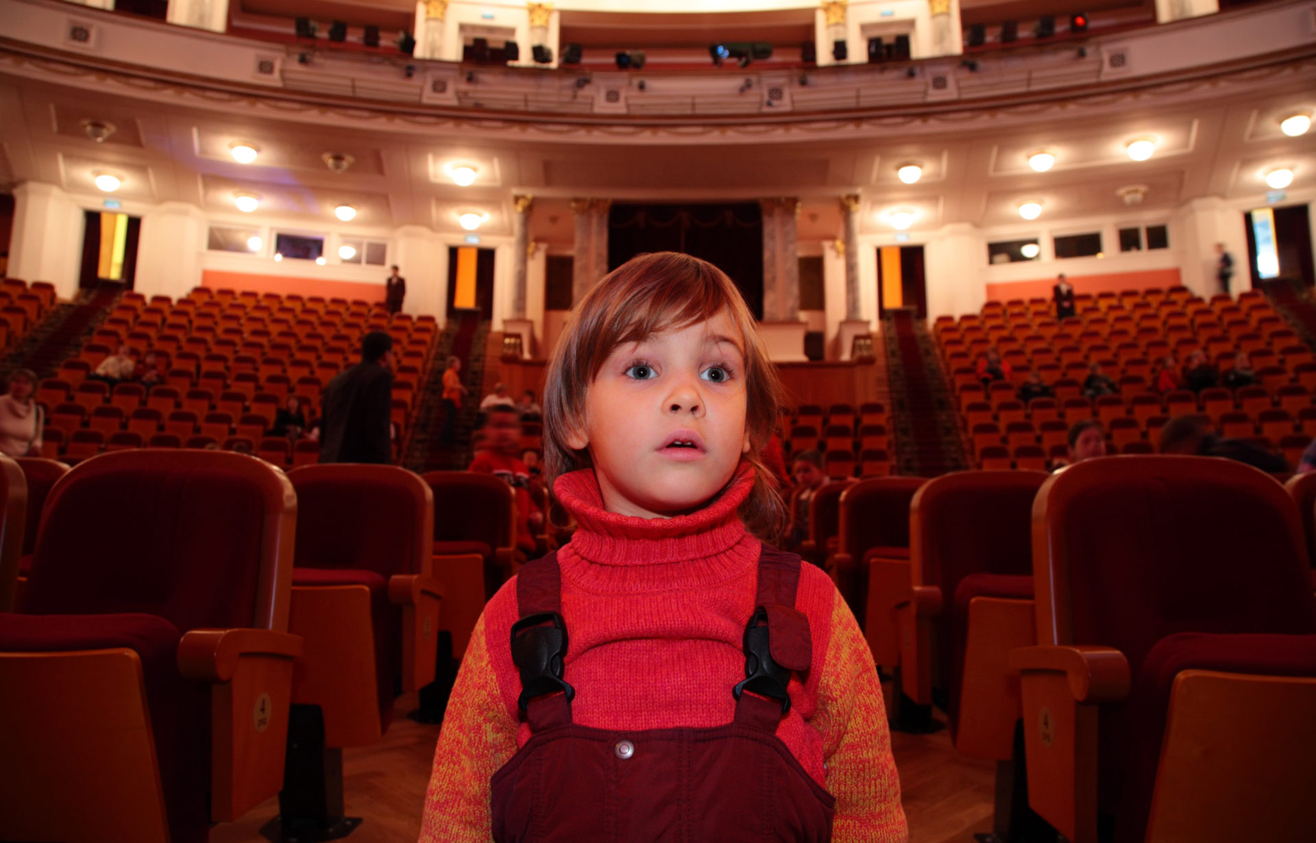 Дети в зрительном зале. Театр для детей. Девочка в театре. Этикет в театре для детей. Театральный этикет для детей.